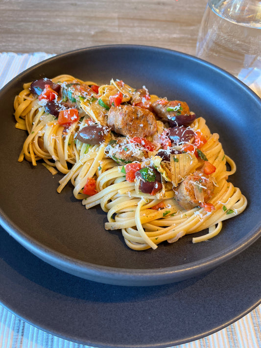 Linguines aux saucisses italiennes, coeurs d’artichauts, olives, tomates et vin blanc