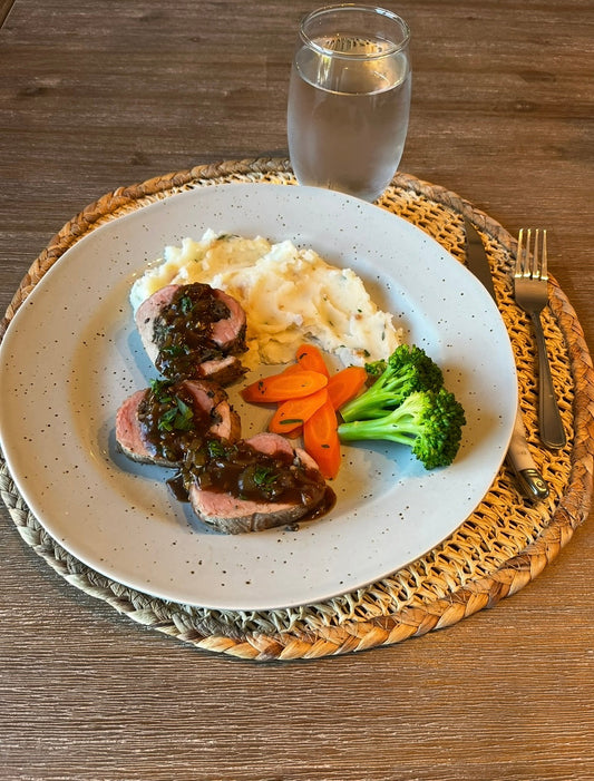 Roulades de filet de porc aux champignons, thym & romarin, accompagné d'une sauce balsamique à la demi-glace