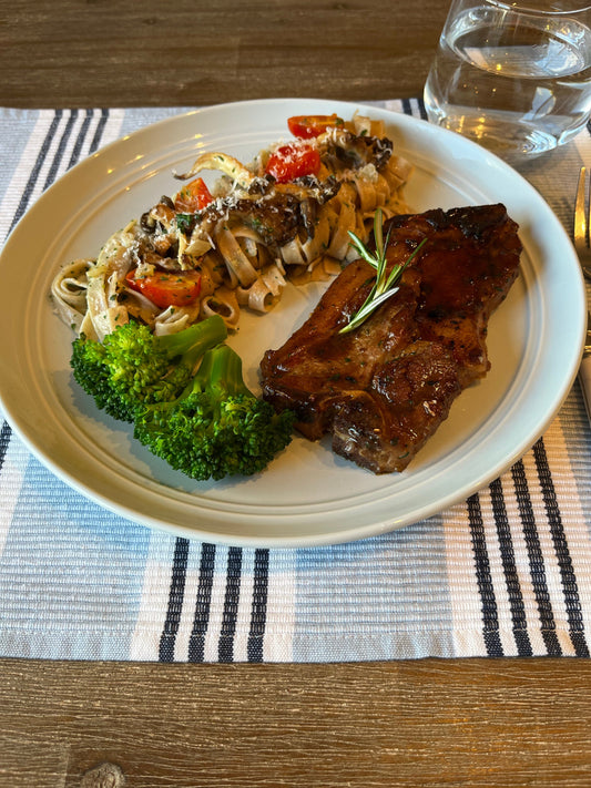 Côtelettes d’agneau au romarin & sauce balsamique de pommes