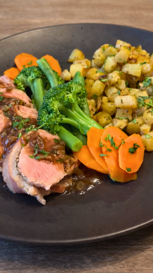 Filet de porc enrobé de bacon avec sauce au vin blanc