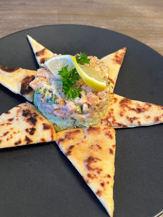 Tartare de saumon aux pommes, concombre et avocat servi avec chips de pain naan maison