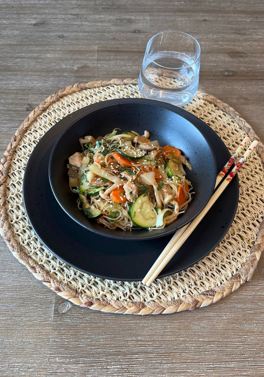 Vermicelles de riz sautés au poulet et légumes, une recette rapide et saine