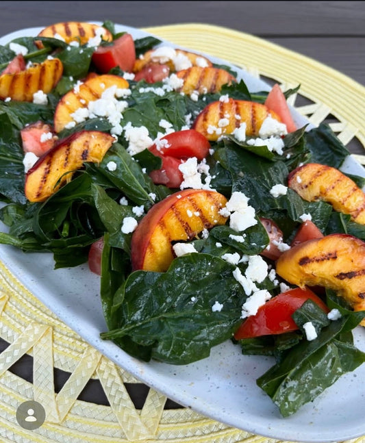 Salade fraîche aux épinards, nectarine grillée, tomate et fêta