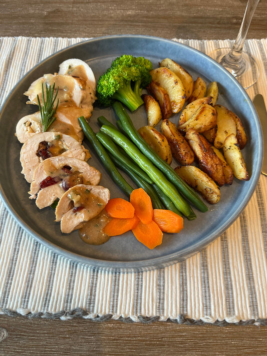 Poitrines de poulet farcies au brie et canneberges avec sauce crémeuse au vin blanc, romarin servies avec patates grecques