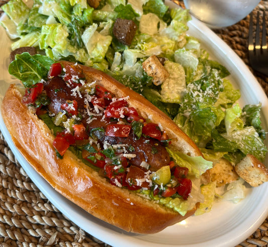 Hot dogs à l’italienne gourmands avec saucisses italiennes et mayo au pesto